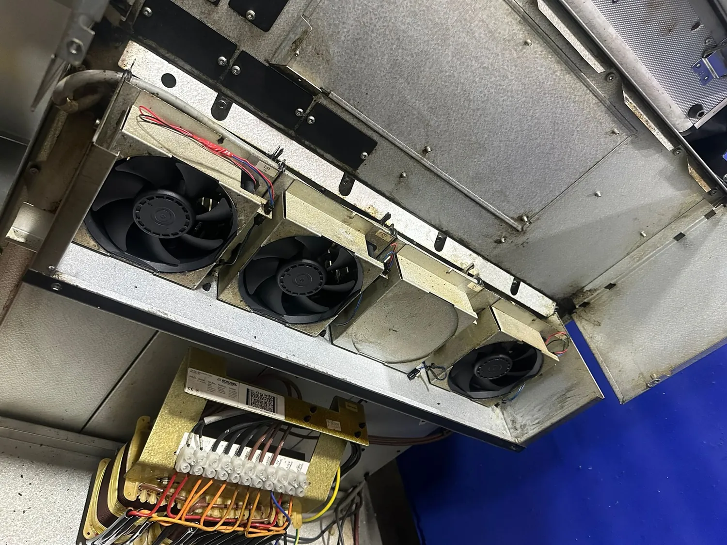 Bakim sonrasi: temizlenmis ve fanlari yenilenmis kontrol kabini